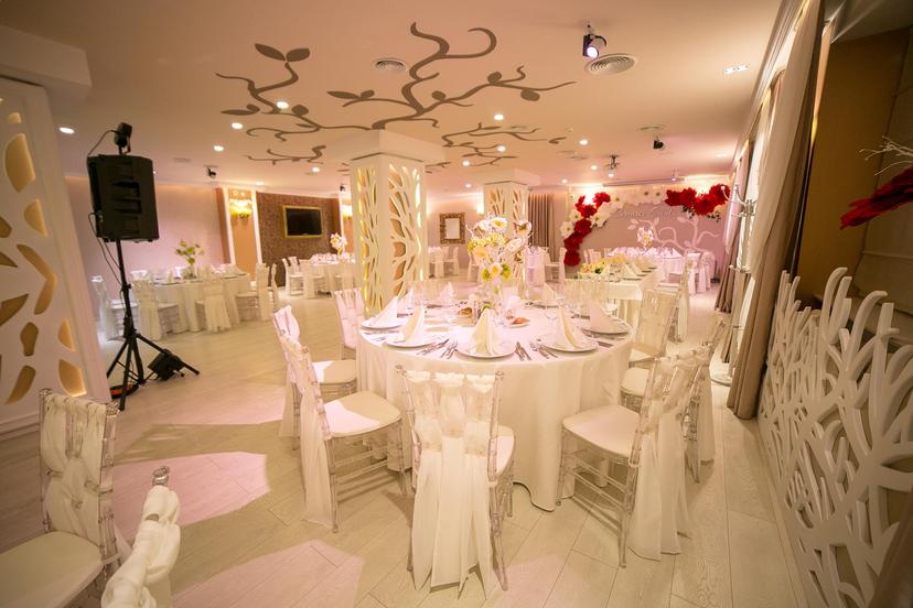 https://honeypot0.s3.amazonaws.com/1699530736511-gallery-corvaris-restaurant.jpg