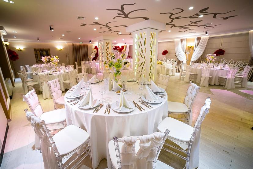 https://honeypot0.s3.amazonaws.com/1699530736696-gallery-evenimente-restaurant-corvaris.jpg