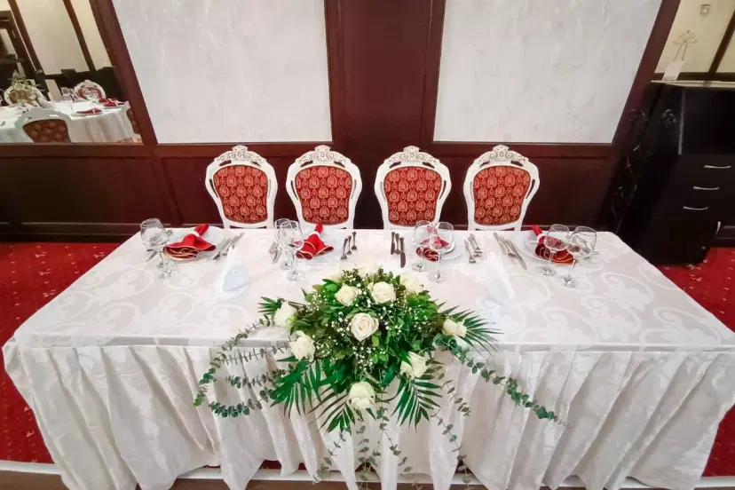 https://honeypot0.s3.amazonaws.com/1699551822026-gallery-Salon-Clasic-03.webp