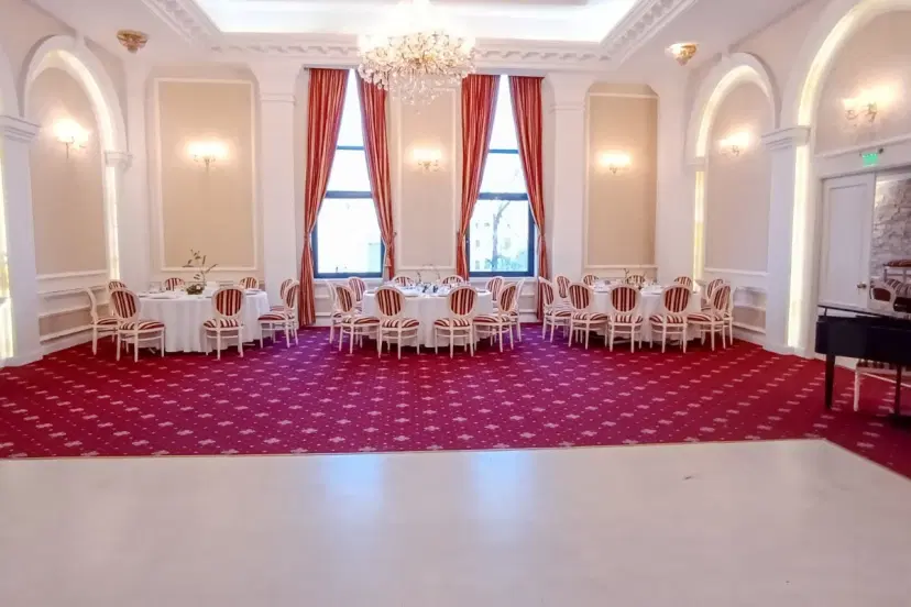 https://honeypot0.s3.amazonaws.com/1699551822581-gallery-salon-imperial%20%281%29.webp