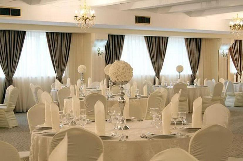 https://honeypot0.s3.amazonaws.com/1699738251653-gallery-almira-ballroom-14.jpg