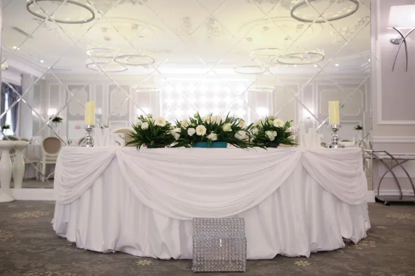 https://honeypot0.s3.amazonaws.com/1699826662955-gallery-the-best-ballroom-salonul-paris-2.webp