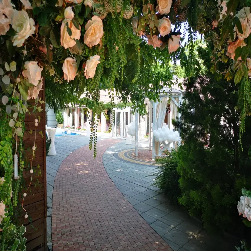 https://honeypot0.s3.amazonaws.com/1699957676824-gallery-Ballroom-Park-333.webp