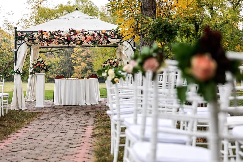 https://honeypot0.s3.amazonaws.com/1699973893193-gallery-wedding13.jpg