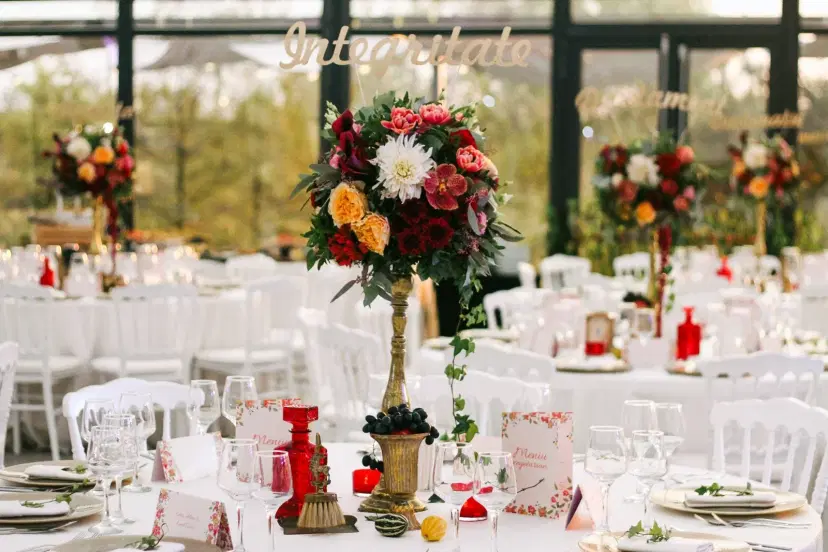 https://honeypot0.s3.amazonaws.com/1700089663121-gallery-Lagoo-Snagov-Decoratiuni-2018-6.webp