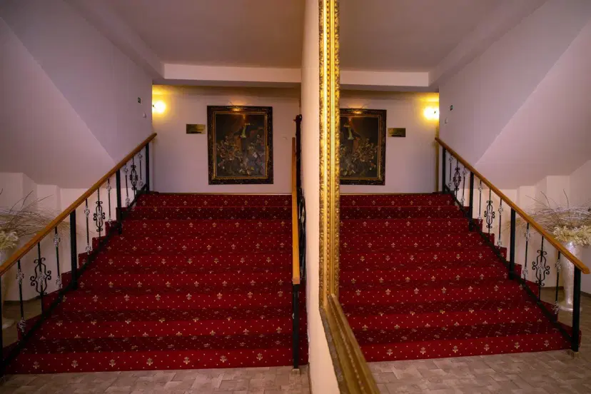 https://honeypot0.s3.amazonaws.com/1700223970491-gallery-IRIS%20BALLROOM%20%287%29.webp
