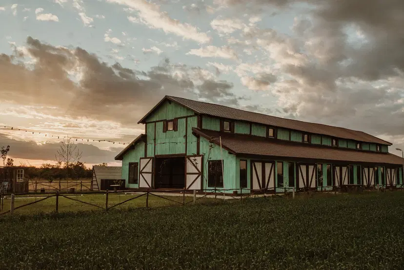 https://honeypot0.s3.amazonaws.com/1700722717996-gallery-ARTIST%20THE%20BARN%20%2812%29.webp