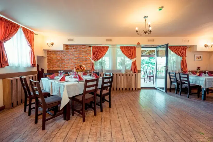 https://honeypot0.s3.amazonaws.com/1700754076705-gallery-CASA%20JIENILOR%20%288%29.webp
