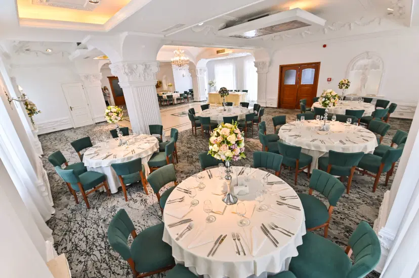 https://honeypot0.s3.amazonaws.com/1700896995981-gallery-RESTAURANT%20VULTURUL%20%283%29.webp