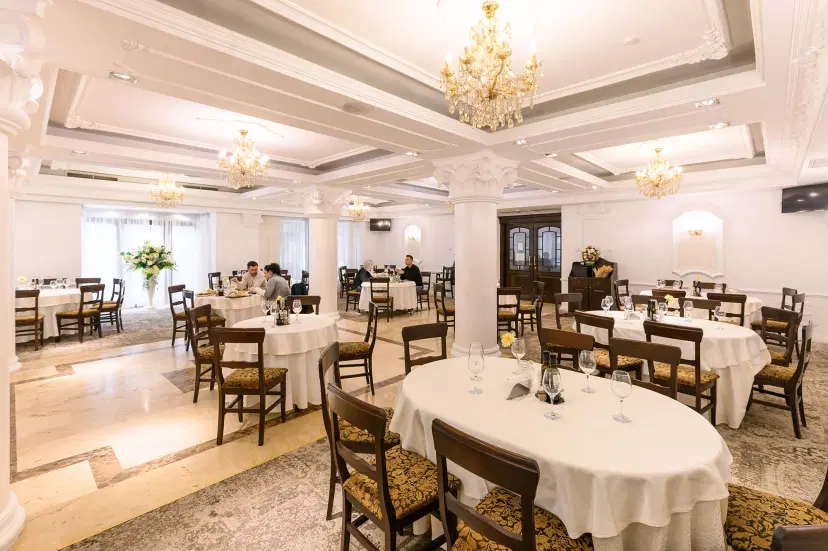 https://honeypot0.s3.amazonaws.com/1700896996345-gallery-RESTAURANT%20VULTURUL%20%285%29.webp
