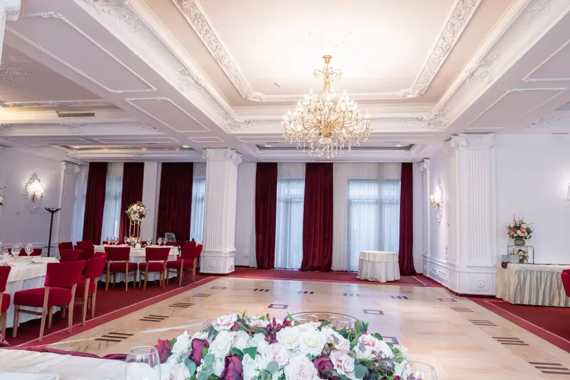 https://honeypot0.s3.amazonaws.com/1700896996760-gallery-RESTAURANT%20VULTURUL%20%287%29.webp