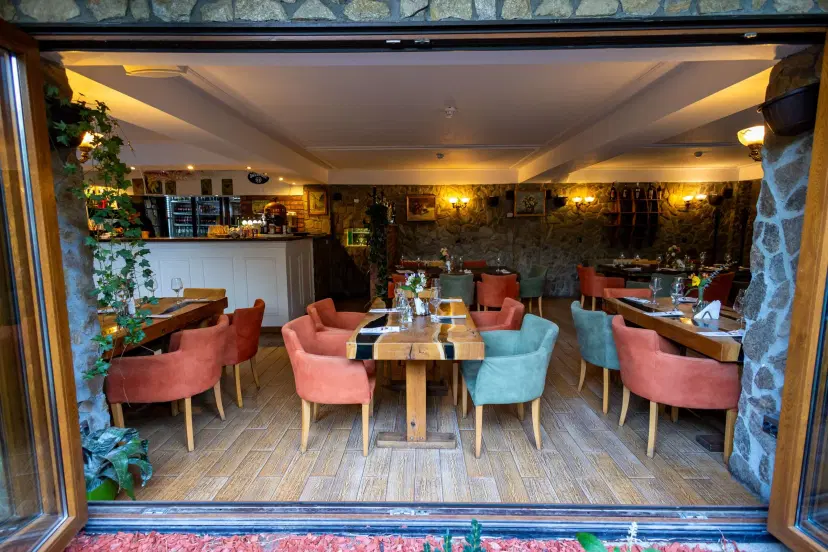 https://honeypot0.s3.amazonaws.com/1701072245775-gallery-RESTAURANT%20COCOSU%20ROSU%20%281%29.webp