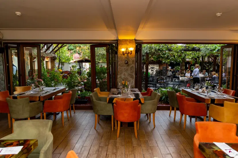 https://honeypot0.s3.amazonaws.com/1701072246318-gallery-RESTAURANT%20COCOSU%20ROSU%20%284%29.webp
