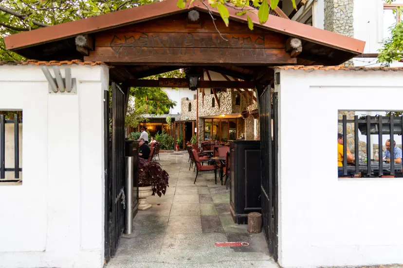 https://honeypot0.s3.amazonaws.com/1701072246798-gallery-RESTAURANT%20COCOSU%20ROSU%20%286%29.webp