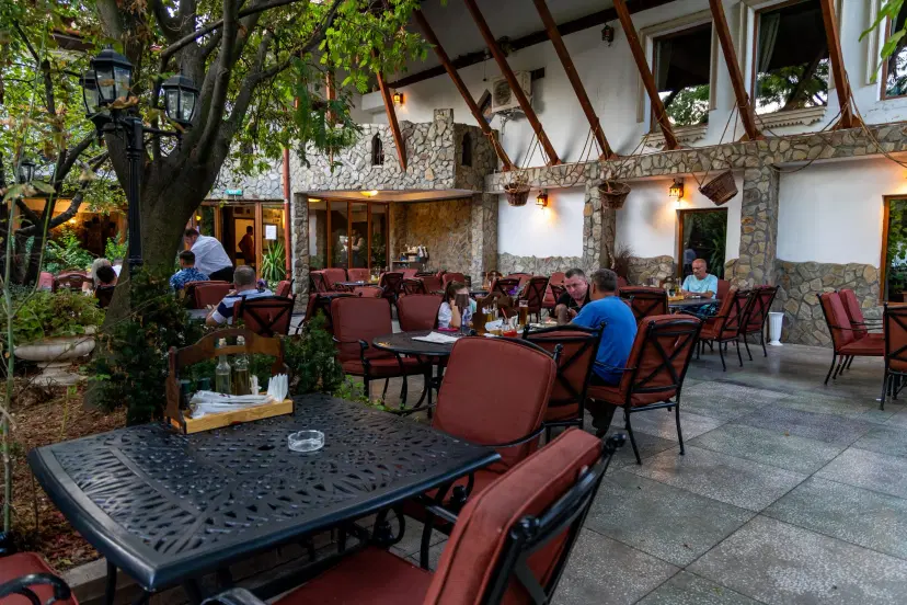 https://honeypot0.s3.amazonaws.com/1701072246955-gallery-RESTAURANT%20COCOSU%20ROSU%20%287%29.webp