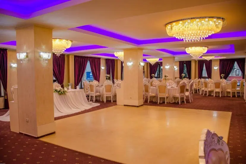 https://honeypot0.s3.amazonaws.com/1701242549102-gallery-FERDINAND%20BALLROOM%20%287%29.webp