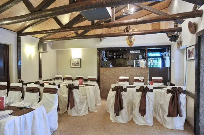 https://honeypot0.s3.amazonaws.com/1701425389257-gallery-RESTAURANT%20TROPICANA%20%20%283%29.webp