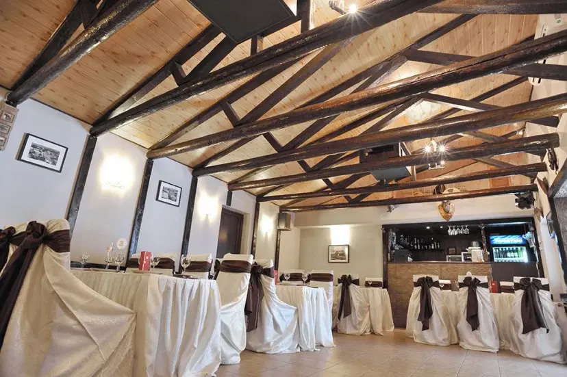 https://honeypot0.s3.amazonaws.com/1701425391493-gallery-RESTAURANT%20TROPICANA%20%20%286%29.webp