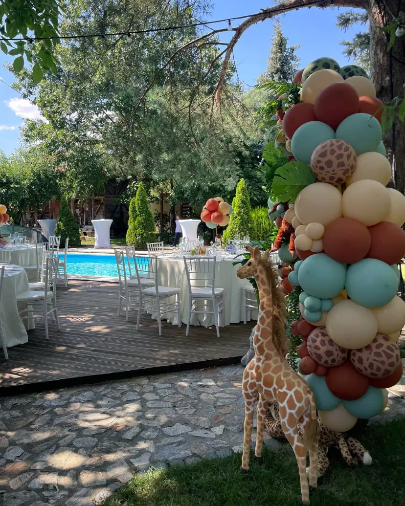 https://honeypot0.s3.amazonaws.com/1701531184559-gallery-VINTAGE%20GARDEN%20EVENTS%20%287%29.webp