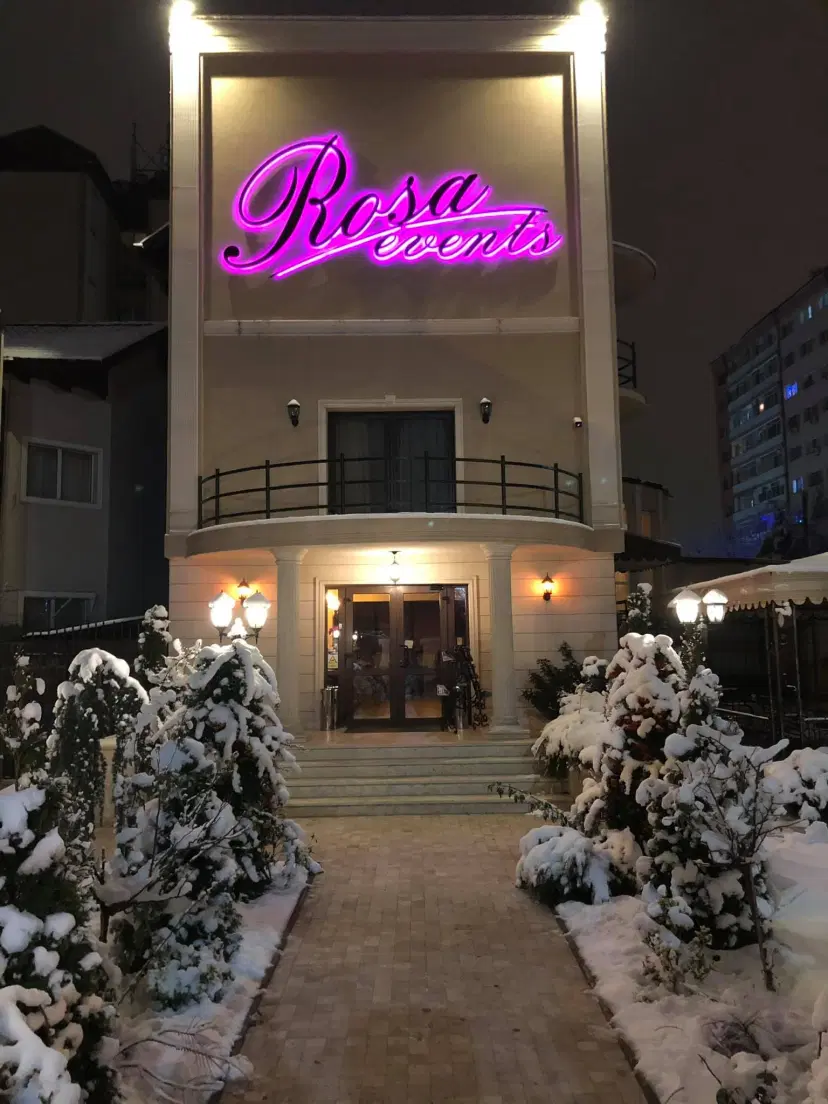 https://honeypot0.s3.amazonaws.com/1701533729361-gallery-ROSA%20EVENTS%20%283%29.webp