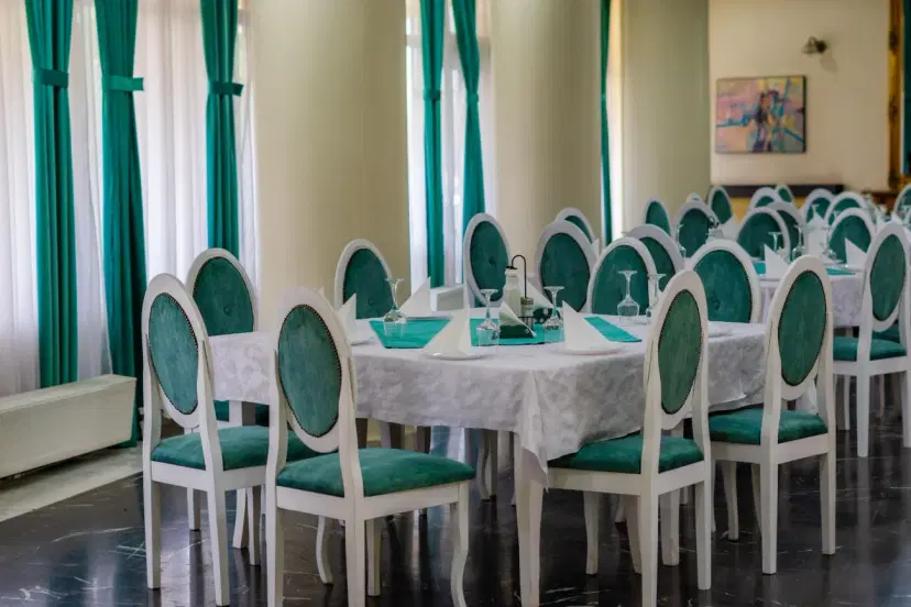https://honeypot0.s3.amazonaws.com/1701591880118-gallery-HOTEL%20DAMBOVITA%20%20%285%29.webp