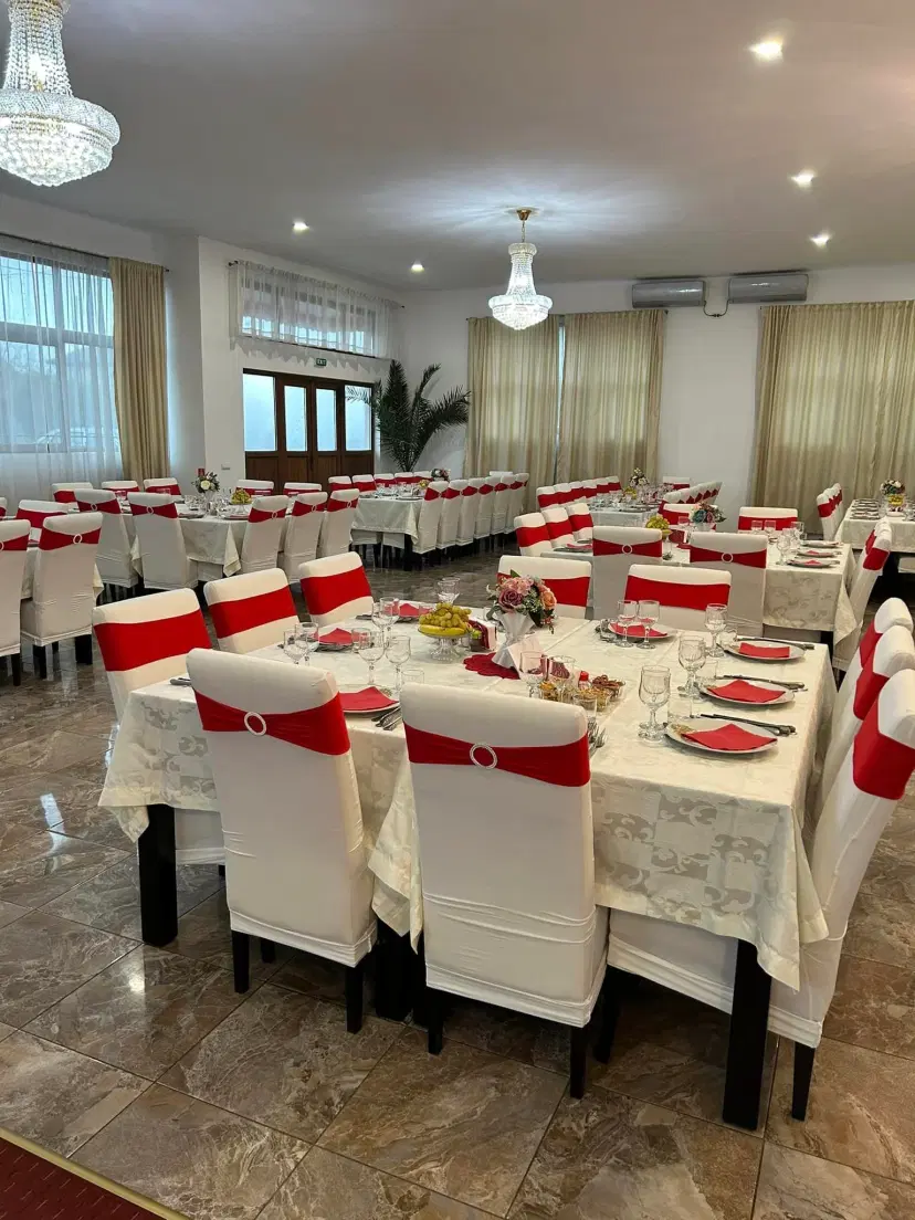 https://honeypot0.s3.amazonaws.com/1701630773631-gallery-RESTAURANT%20ALEX%20%20%286%29.webp