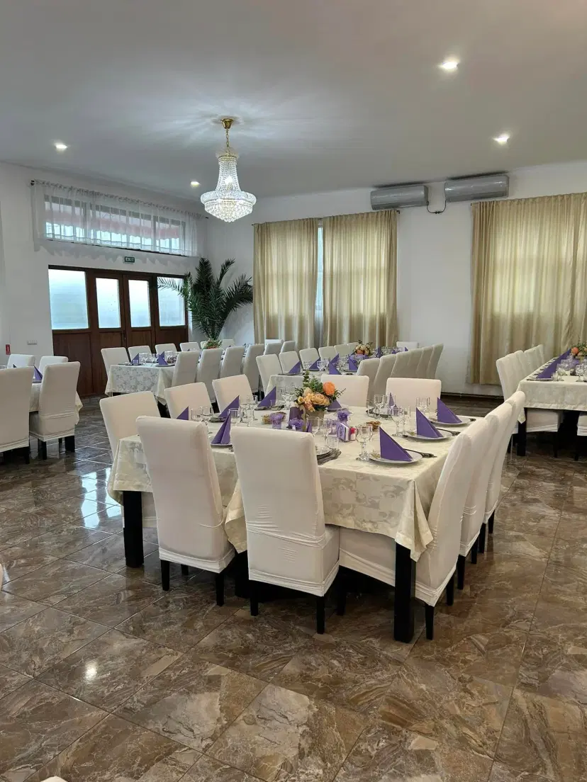 https://honeypot0.s3.amazonaws.com/1701630775475-gallery-RESTAURANT%20ALEX%20%20%288%29.webp