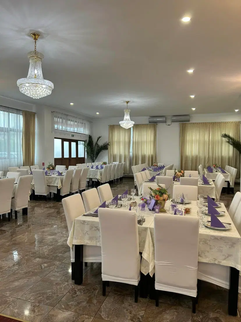 https://honeypot0.s3.amazonaws.com/1701630776319-gallery-RESTAURANT%20ALEX%20%20%289%29.webp