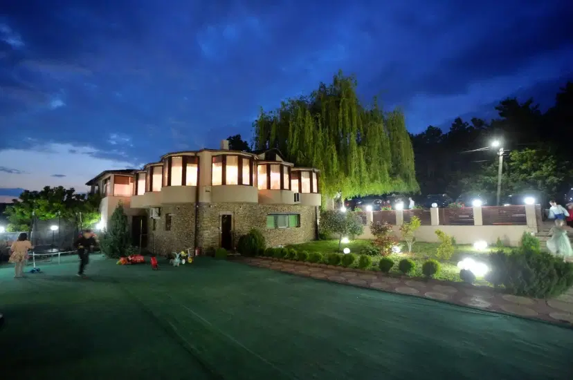 https://honeypot0.s3.amazonaws.com/1701677129147-gallery-RESTAURANT%20EVERGREEN%20%281%29.webp