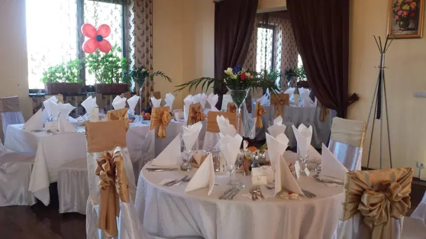https://honeypot0.s3.amazonaws.com/1701686843706-gallery-RESTAURANT%20CRISTA%20%282%29.webp