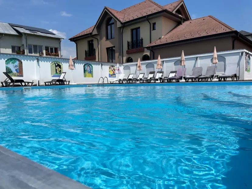 https://honeypot0.s3.amazonaws.com/1701686847644-gallery-RESTAURANT%20CRISTA%20%287%29.webp