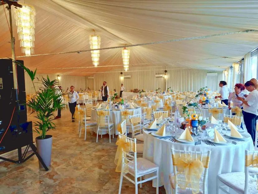 https://honeypot0.s3.amazonaws.com/1701820839916-gallery-BALLROOM-LG%20%285%29.webp