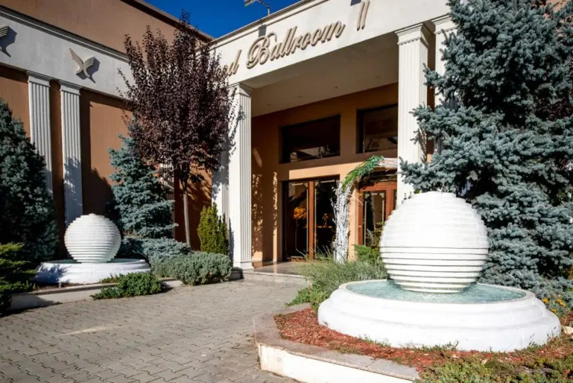 https://honeypot0.s3.amazonaws.com/1701824619315-gallery-Salon-Grand-Ballroom-Yarus-2-1024x684.webp