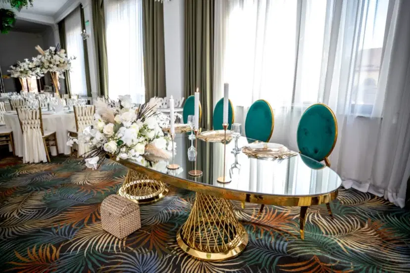https://honeypot0.s3.amazonaws.com/1701824621581-gallery-Salon-Grand-Ballroom-Yarus-8-1024x683.webp