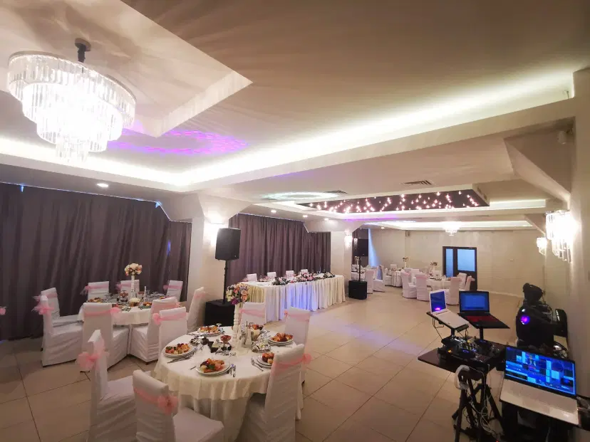 https://honeypot0.s3.amazonaws.com/1702293598788-gallery-RESTAURANT%20PERLA%20%285%29.webp