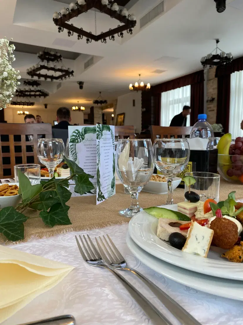 https://honeypot0.s3.amazonaws.com/1702308876801-gallery-RESTAURANT%20ROATA%20FAGET%20%283%29.webp