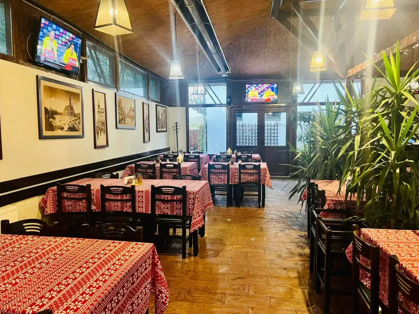 https://honeypot0.s3.amazonaws.com/1702310349168-gallery-LA%20CINA%20%286%29.webp
