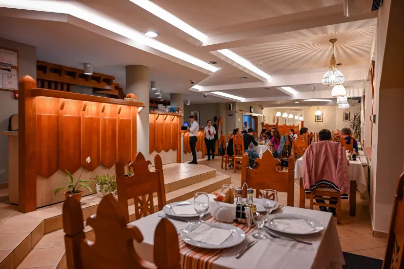 https://honeypot0.s3.amazonaws.com/1702313265497-gallery-RESTAURANT%20BONANZA%20%283%29.webp