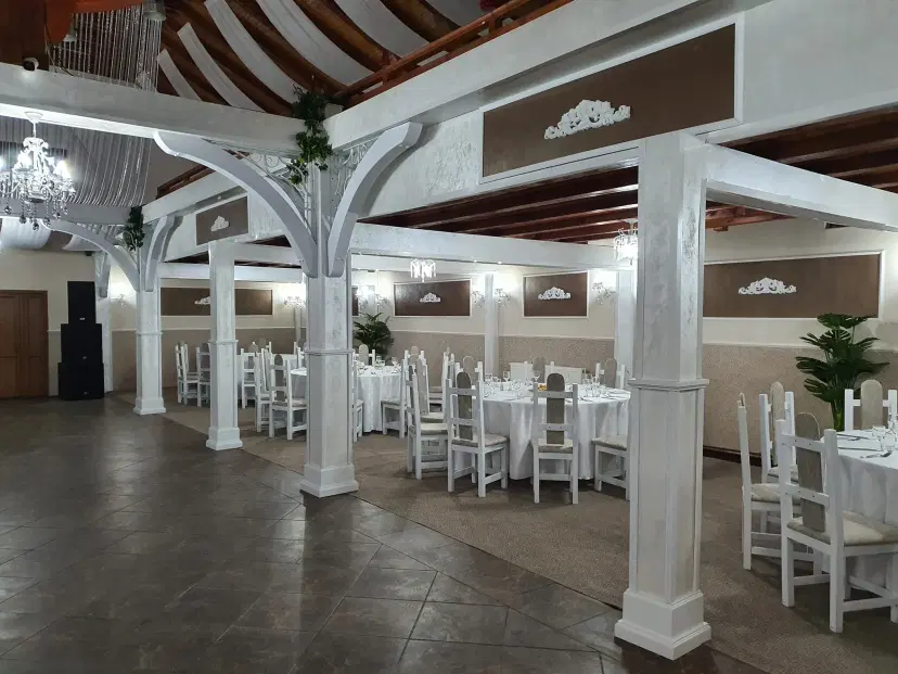 https://honeypot0.s3.amazonaws.com/1702368767077-gallery-casa-prahoveana%20%2820%29.webp