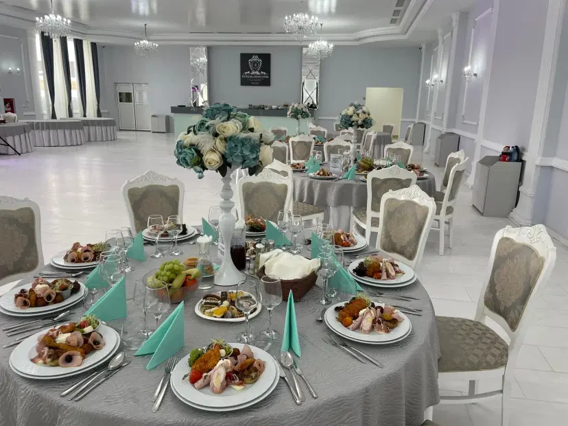 https://honeypot0.s3.amazonaws.com/1702373286394-gallery-BISTRO%20BALLROOM%20CENTER%20%282%29.webp