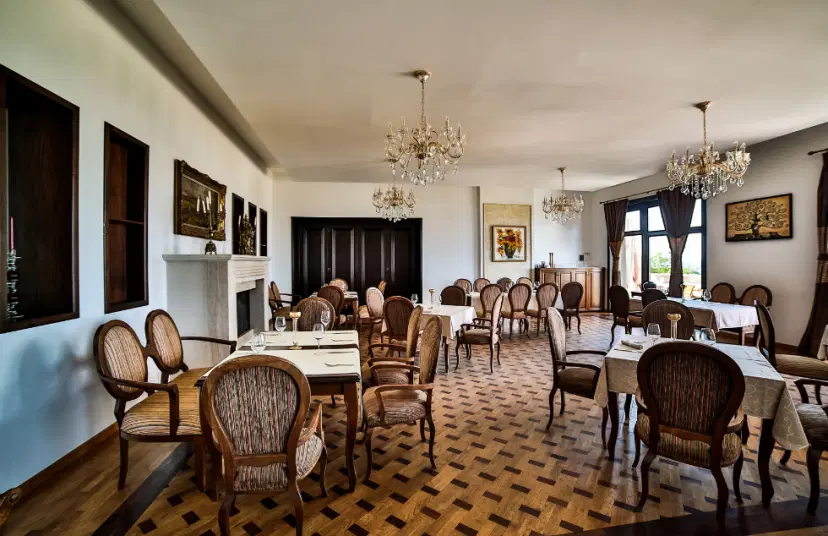 https://honeypot0.s3.amazonaws.com/1702410070328-gallery-RESTAURANT%20AROMA%20%283%29.webp
