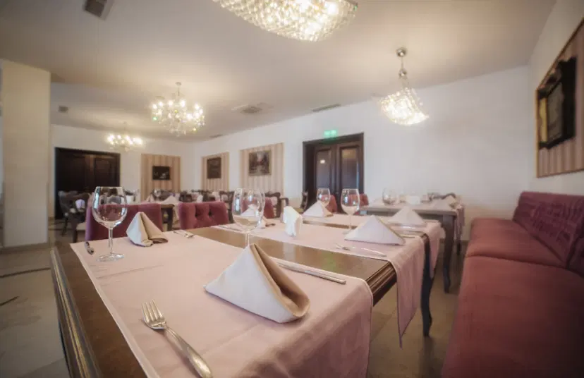 https://honeypot0.s3.amazonaws.com/1702410074275-gallery-RESTAURANT%20AROMA%20%287%29.webp