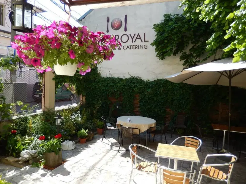https://honeypot0.s3.amazonaws.com/1702479296866-gallery-Gastroyal%20Restaurant%20%282%29.webp