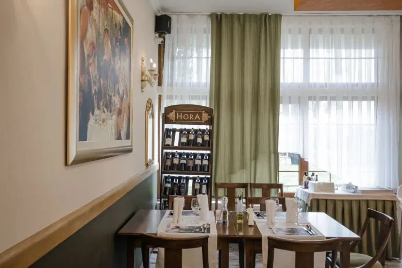 https://honeypot0.s3.amazonaws.com/1702481738967-gallery-RESTAURANT%20HORA%20%283%29.webp