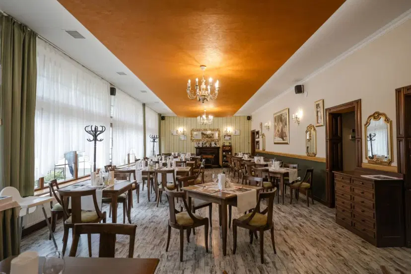 https://honeypot0.s3.amazonaws.com/1702481739568-gallery-RESTAURANT%20HORA%20%284%29.webp