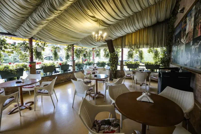 https://honeypot0.s3.amazonaws.com/1702481740960-gallery-RESTAURANT%20HORA%20%286%29.webp