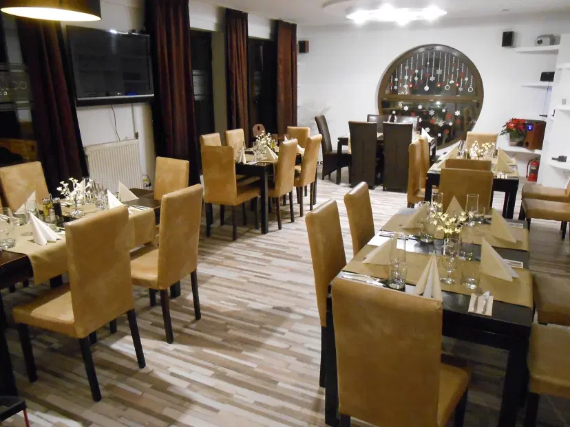 https://honeypot0.s3.amazonaws.com/1702482310770-gallery-RESTAURANT%20LA%20LUCA%20%284%29.webp
