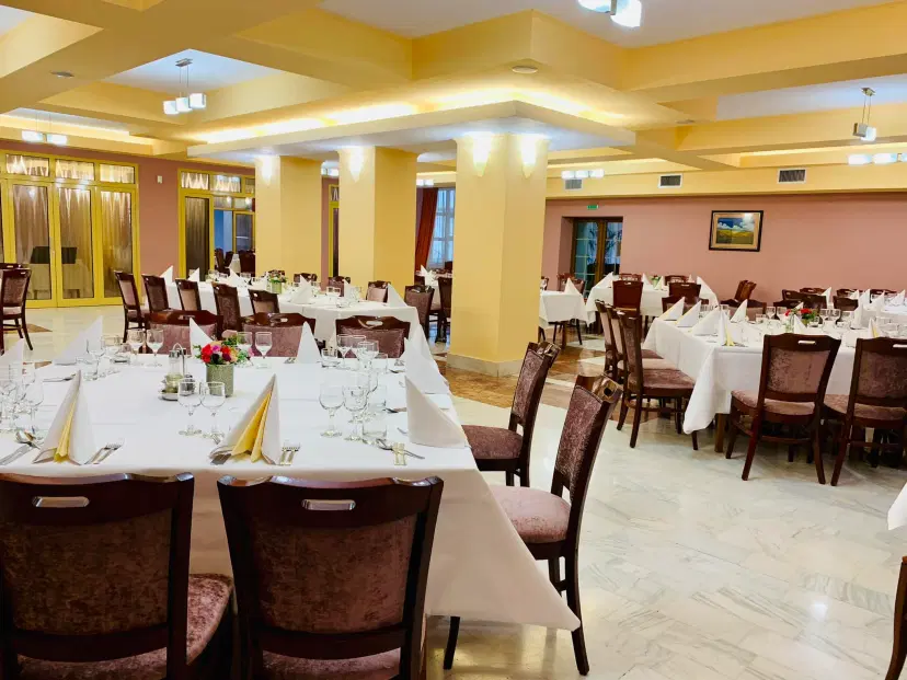 https://honeypot0.s3.amazonaws.com/1702500744388-gallery-HOTEL%20VICTORIA%20%286%29.webp