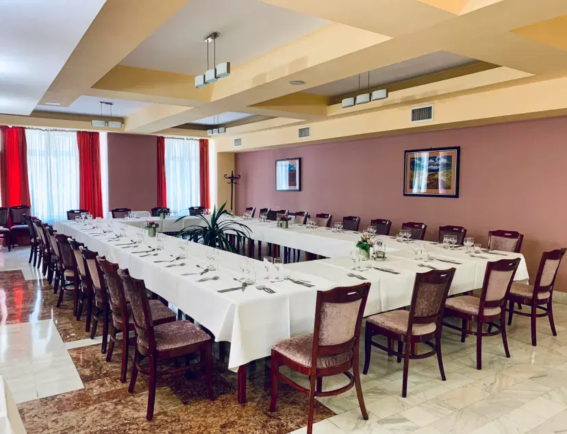 https://honeypot0.s3.amazonaws.com/1702500745314-gallery-HOTEL%20VICTORIA%20%287%29.webp