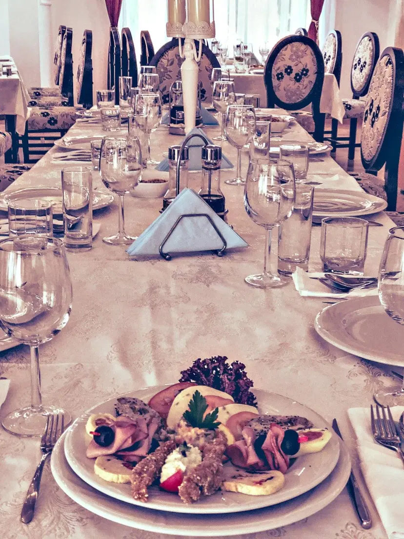 https://honeypot0.s3.amazonaws.com/1702543621475-gallery-Hotel%20Athos%20%283%29.webp